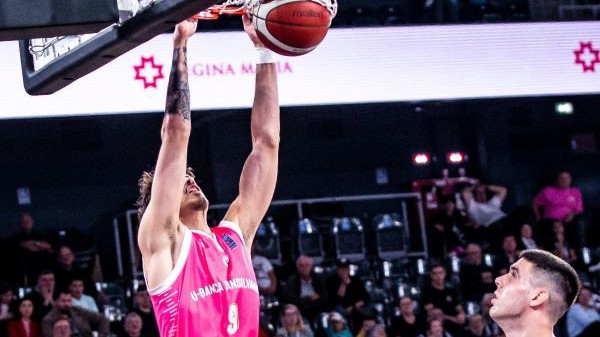 UBT Cluj se impune cu CSM Târgu Jiu şi încheie 2023 lider neînvins în Liga Naţională de Baschet