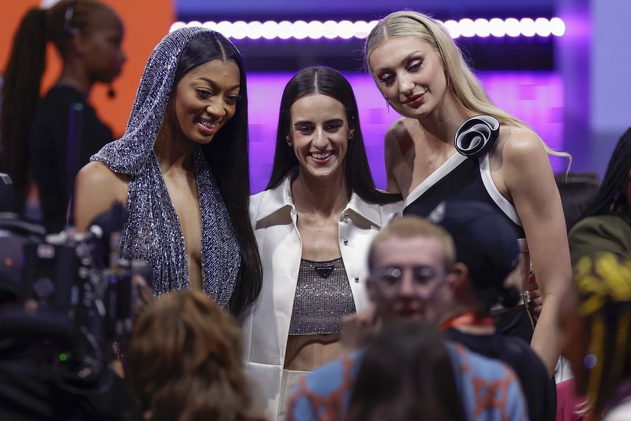VIDEO | WNBA draft. Caitlin Clark a fost prima jucătoare selectată, iar Cardoso şi Reese vor fi coechipiere