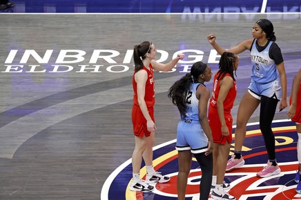 VIDEO | Caitlin Clark şi Angel Reese s-au duelat pentru prima dată în WNBA! Moment controversat cu cele două în prim plan