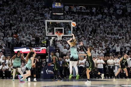 VIDEO | Sabrina Ionescu a marcat coşul câştigător în finala WNBA! Aruncare senzaţională