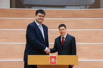 Yao Ming, jucător legendar în NBA, a demisionat din funcţia de preşedinte al Asociaţiei Chineze de Baschet