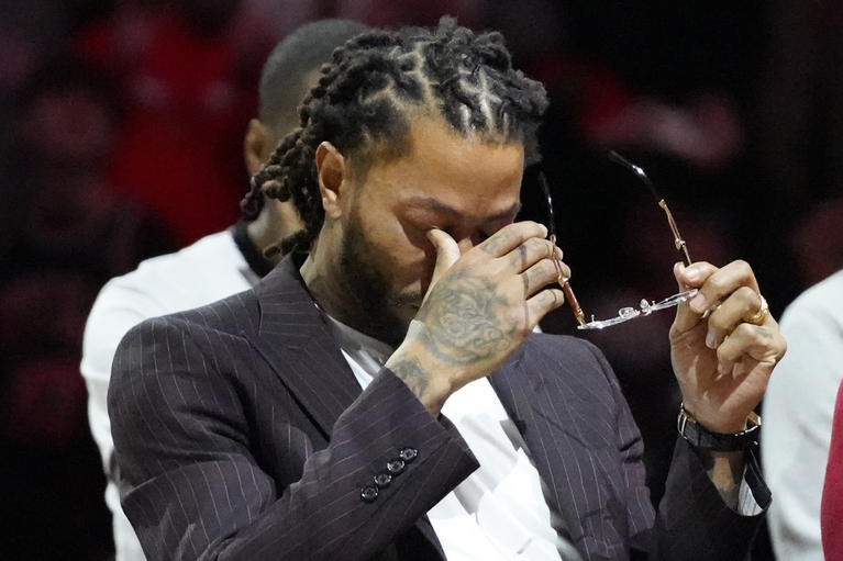 Chicago Bulls va retrage tricoul lui Derrick Rose. Fostul MVP din NBA a avut o reacţie emoţionantă