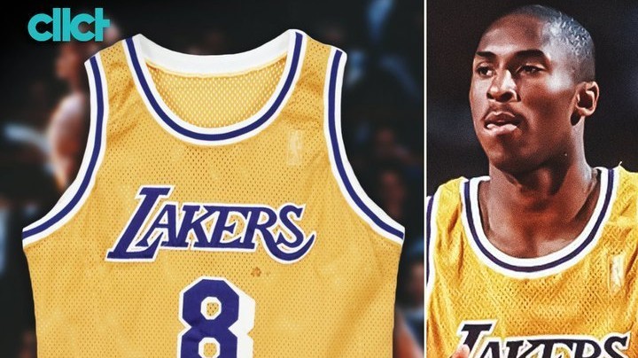 Suma incredibilă cu care s-a vândut un tricou purtat de Kobe Bryant