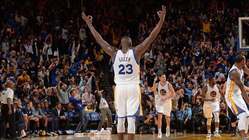 Minnesota Timberwolves a demarat o anchetă, după ce un fan a proferat o insultă rasistă la adresa lui Draymond Green, de la Golden State Warriors