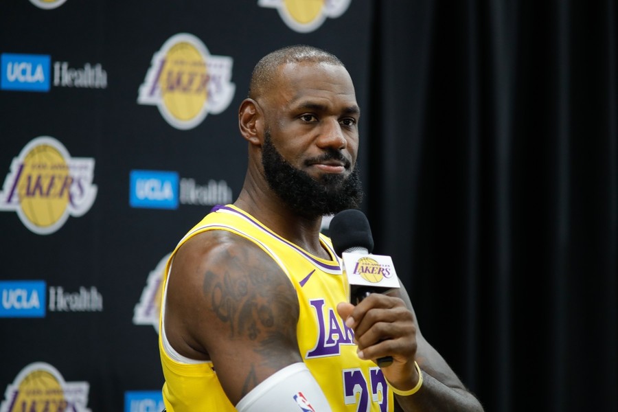 LeBron James, indisponibil pentru începutul sezonului