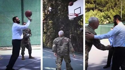 În vizită oficială în Statele Unite, preşedintele sirian a jucat baschet cu militari americani