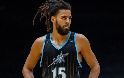 Vedeta rap americană J. Cole a semnat un contract cu o echipă din China