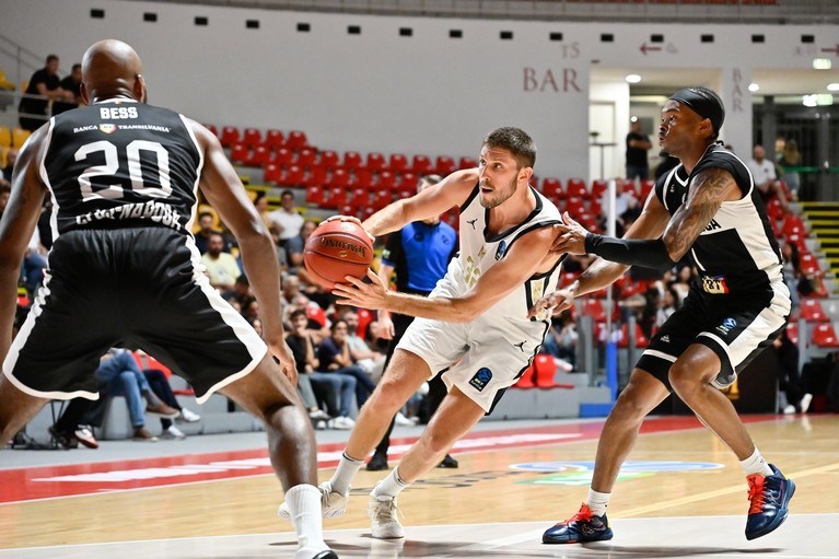 VIDEO | Maxima Roma - UBT Cluj 89-55. Debut catastrofal în noua stagiune din BKT EuroCup pentru campioana României