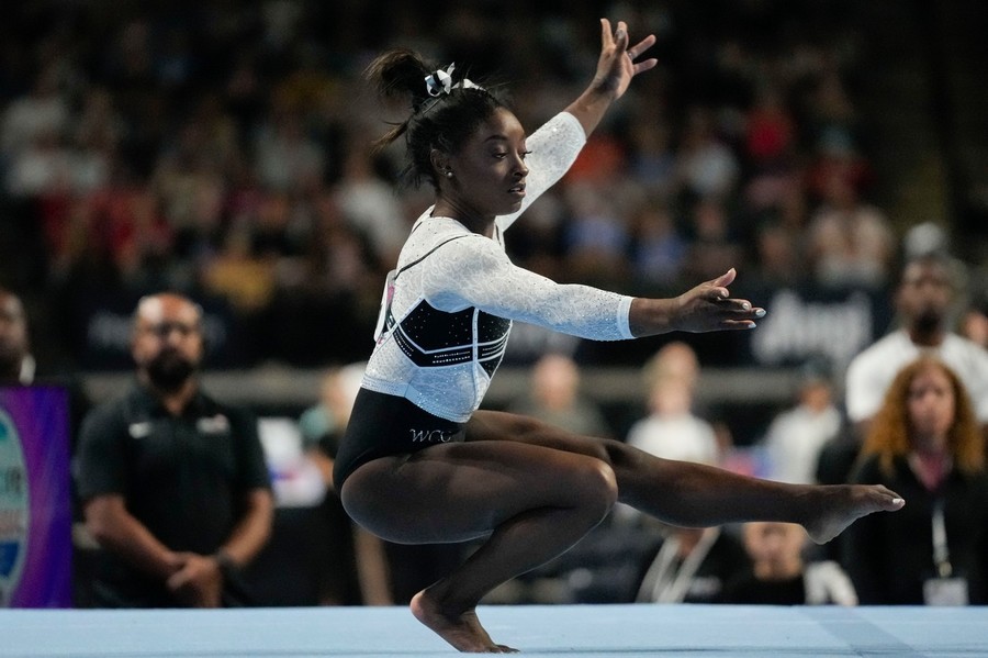 Simone Biles a revenit în competiţii după doi ani
