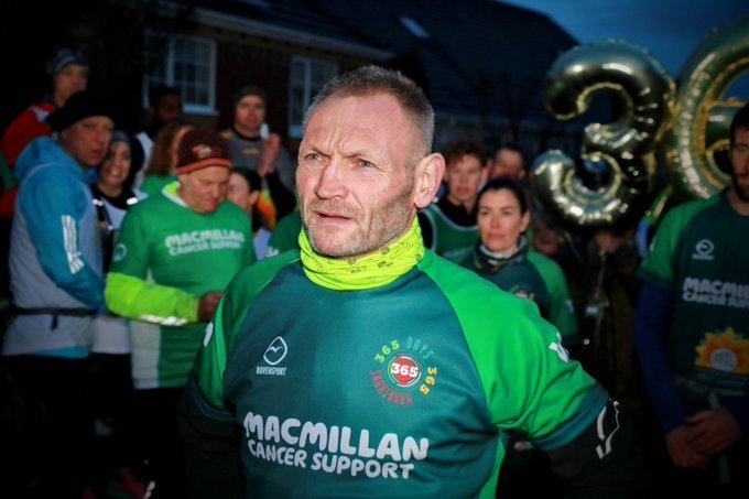 Un britanic a alergat 365 de maratoane în 365 de zile. El a avut un scop nobil