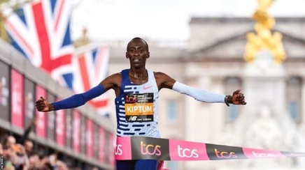 Deţinătorul recordului mondial la maraton a murit într-un accident rutier în Kenya