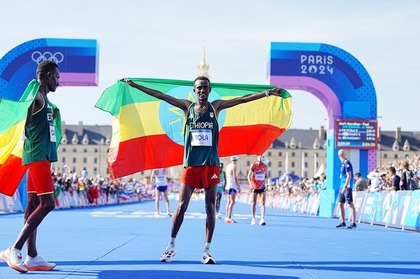 Etiopianul Tamirat Tola a câştigat proba de maraton de la Paris. Kenyanul Eliud Kipchoge a abandonat