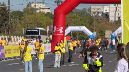 Organizatorii Maratonului Bucureşti anunţă că bărbatul decedat, un finlandez, avea 76 de ani şi participa la Campionatul Mondial de Maraton Masters