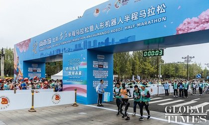 Zeci de roboţi umanoizi au alergat la un semimaraton la Beijing 