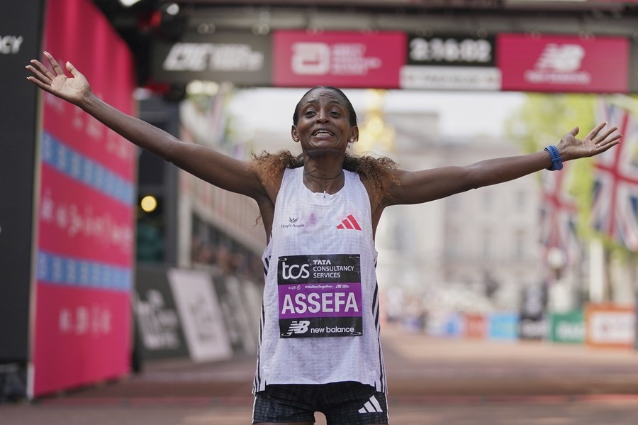 Etiopianca Tigst Assefa a câştigat Maratonul de la Londra cu record mondial