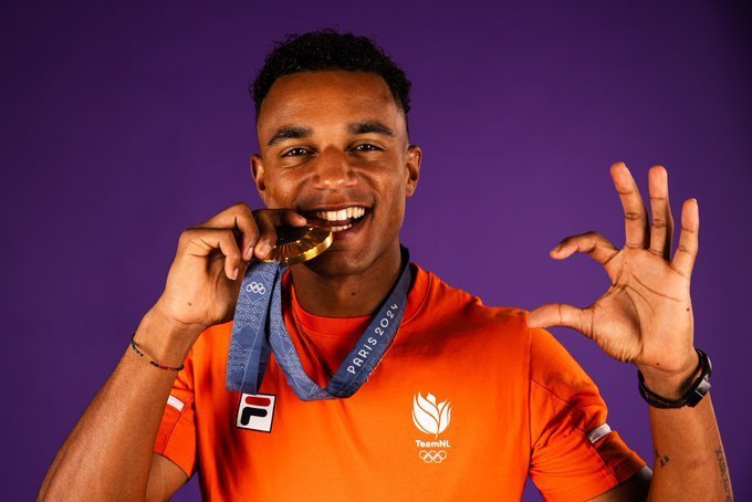 Atletul olandez Eugene Omalla şi-a scos la licitaţie medalia de aur câştigată la JO de la Paris. Cum a motivat acest lucru