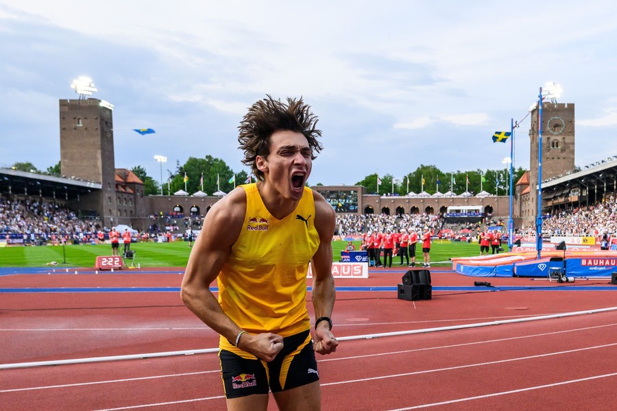 Armand Duplantis a stabilit pentru a 12-a oară un record mondial la săritura cu prăjina