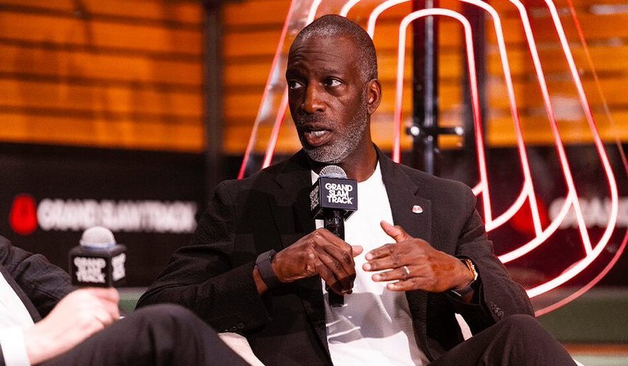 Michael Johnson va restitui suma de 500.000 de dolari, despre care se presupune că ar fi o plată ”secretă”