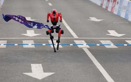 Un robot umanoid mai rapid decât recordul mondial la semimaratonul de la Beijing