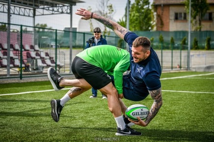 VIDEO | Ziua Naţională a Rugbyului: “Stejarii” au predat rugby şi au învăţat fotbal de la jucătorii Rapidului 
