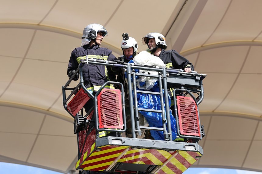 Situaţie inedită la un meci de rugby din Champions Cup. Un paraşutist a rămas agăţat de acoperişul stadionului
