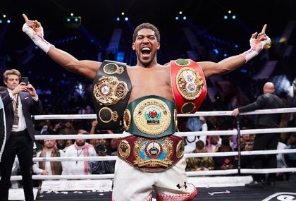 EXCLUSIV | Antrenorul român care îşi permite orice cu super-campionul Anthony Joshua. ”L-am cunocut, am şi glumit... Am jucat fotbal de două ori şi am câştigat noi” 