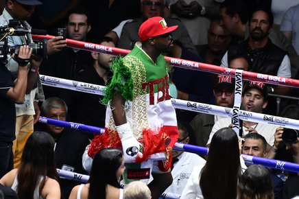 VIDEO | Floyd Mayweather l-a distrus pe John Gotti III