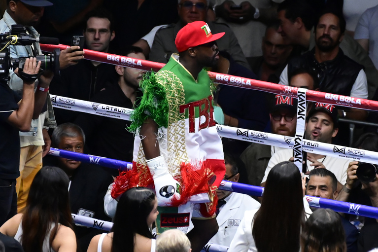 VIDEO | Floyd Mayweather l-a distrus pe John Gotti III