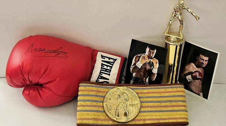 Marele pugilist Lucian Bute a donat bunuri personale Muzeului Naţional de Istorie a României