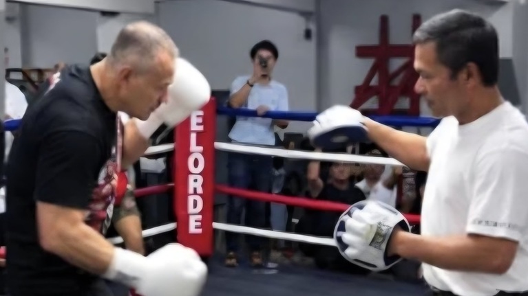 Fost boxer amator, preşedintele Poloniei s-a antrenat în ring cu marele campion Manny Pacquiao, în timpul vizitei în Filipine
