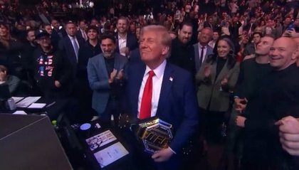 Donald Trump, aclamat la gala MMA UFC 309 de la Madison Square Garden . El a venit alături de Elon Musk