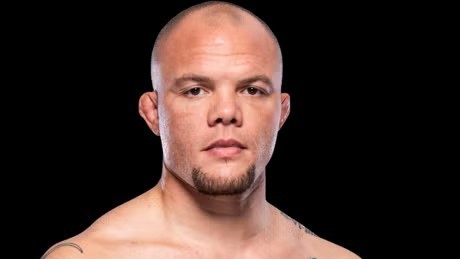 Fostul luptător Anthony Smith arestat şi reţinut sub trei capete de acuzare
