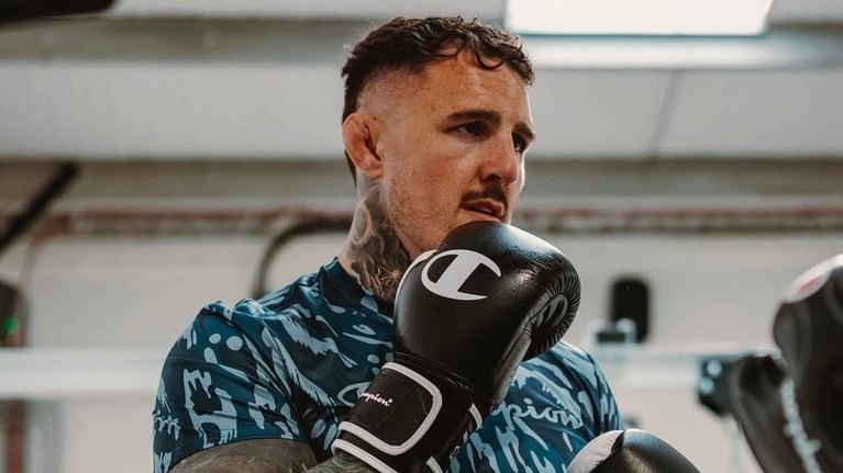 Tom Aspinall renunţă la titlul UFC al greilor