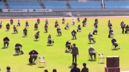 VIDEO | Imagini senzaţionale pe un teren de fotbal din Coreea de Sud! "A fost dificil, era puţin frig". Ce au făcut aceşti oameni