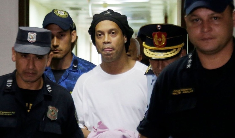 Ronaldinho, eliberat din închisoare după 32 de zile, deşi fusese reţinut pentru 6 luni. Rămâne în detenţie "la domiciliu", într-un hotel de lux