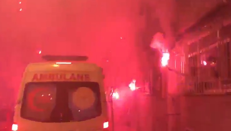 VIDEO | Rămaşi fără fotbal, turcii îşi arată fanatismul în plină stradă! Cum a fost întâmpinată o ambulanţă 