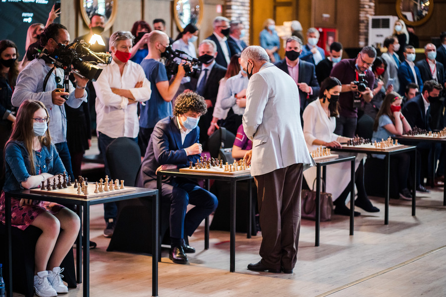 VIDEO | Bucureşti, capitala şahului mondial. Start pentru Chess Clasic Romania 2021