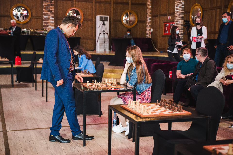 //i0.1616.ro/media/581/3142/38224/20232313/1/alessia-ciolacu-si-levon-aronian-numarul-5-mondial-demonstrativ-superbet-chess-classic-2021.jpg