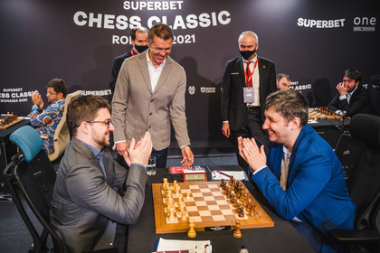 Schimbare de clasament la Superbet Chess Classic Romania 2021: Wesley So şi Alexander Grischuk sunt noii lideri ai turneului. Competiţia continuă LIVE pe Look Sport, de la 15:00