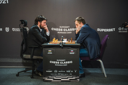 Superbet Chess Classic Romania 2021 continuă în direct pe Look Sport, de la 15:00. Marele Maestru Internaţional Victor Bologan face prima mutare a zilei