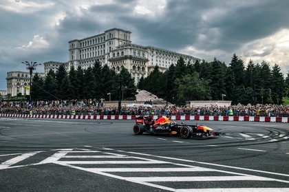 Peste 50.000 de oameni au asistat la Red Bull Racing Show Run, în Piaţa Constituţiei