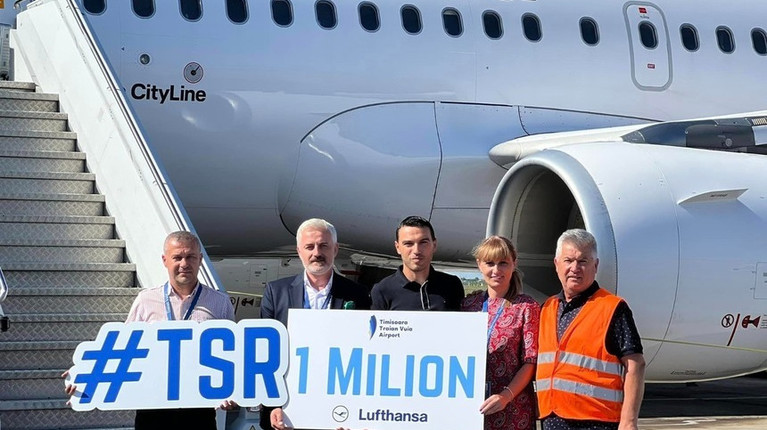Arbitrul Ovidiu Haţegan, pasagerul cu numărul un milion din acest an pe Aeroportul Internaţional Timişoara