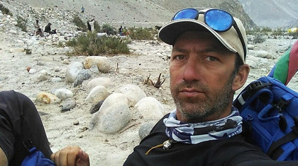 Alpinistul Horia Colibăşanu porneşte într-o nouă expediţie. El îşi propune să cucrerească Gasherbrum II