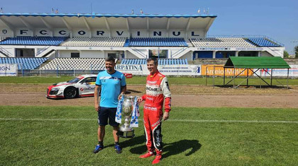 Mihai Leu s-a întâlnit cu jucătorii echipei Corvinul Hunedoara. El a intrat cu maşina de curse pe pista stadionului