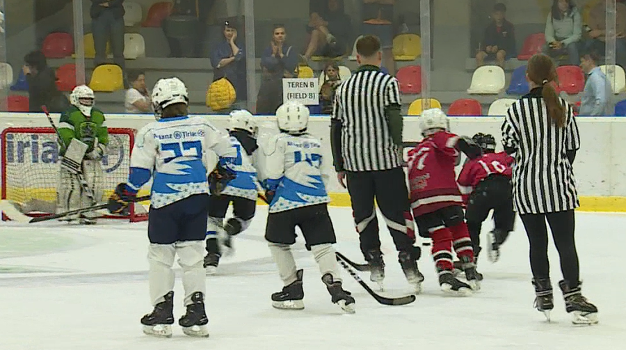 Distracţie şi voie bună de 1 iunie la patinoar. Copiii au făcut spectacol de ziua lor la Cupa ”Dragonul de Gheaţă”