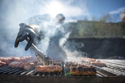 Auchan, partenerul principal al GrillFest aduce tone de carne românească, pentru un BBQ autentic    