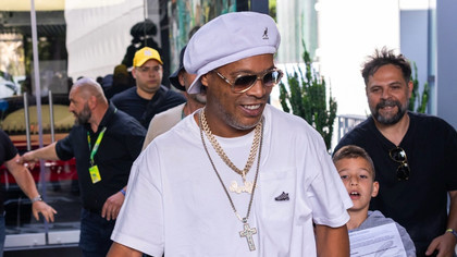 Ronaldinho, întâmpinat cu aplauze de sute de fani la Cluj! Starul brazilian e vedeta ediţiei 2025 a Sports Festival