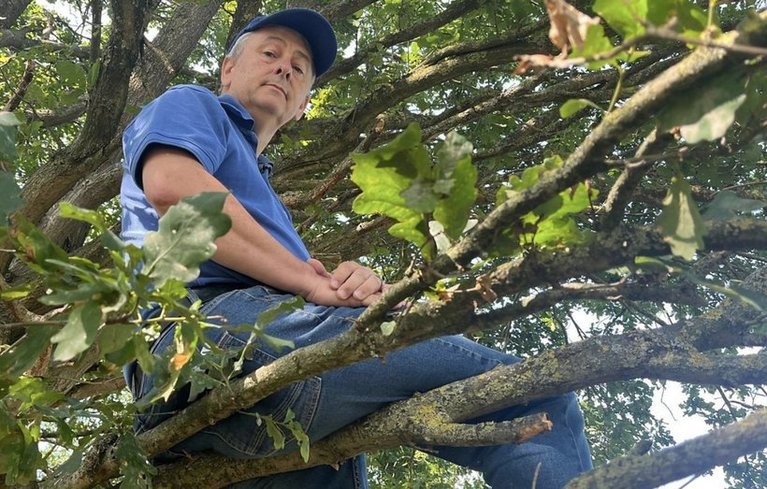 Având interdicţie pe viaţă de acces în stadionul echipei pe care o susţine, un suporter urmăreşte toate meciurile dintr-un copac