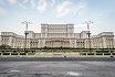 Faţada principală a Palatului Parlamentului, iluminată în culorile roşu şi albastru, la 40 de ani de când Steaua a câştigat Cupa Campionilor Europeni