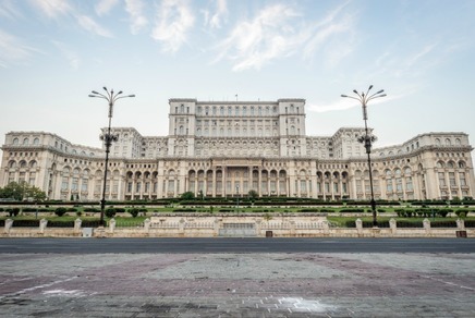 Faţada principală a Palatului Parlamentului, iluminată în culorile roşu şi albastru, la 40 de ani de când Steaua a câştigat Cupa Campionilor Europeni
